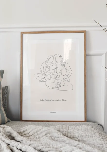 Tableau personnalisé meilleures amies, dessin minimaliste de 2 mamans avec leurs bébés, avec citation sur l'amitié sur fond uni. Un portrait d'amis dessiné en un seul trait par Denadda à partir d'une photo dans le style line art.