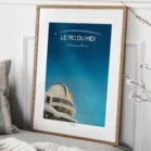 Tableau du Pic du Midi de Bigorre – l’Observatoire, affiché dans un intérieur chaleureux avec un ciel étoilé des Hautes-Pyrénées.Une création de Denadda.