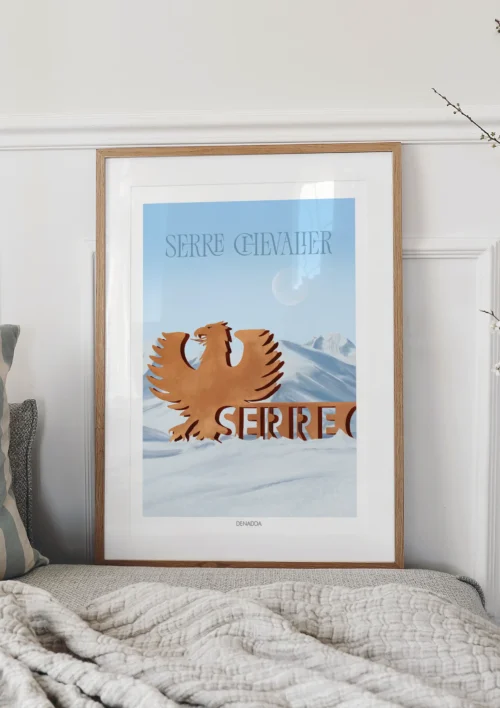 Tableau Serre Chevalier – L’aigle emblématique des Hautes-Alpes Tableau Serre Chevalier illustré avec l’aigle emblématique des Hautes-Alpes, devant les sommets enneigés et le ciel clair de la vallée de Briançon. Une création de Denadda.
