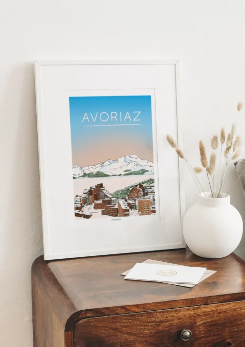 Cadre Avoriaz “Village enneigé” Cadre Avoriaz et son village enneigé avec vue sur les montagnes en hiver dessiné par Denadda dans un style bande dessinée.