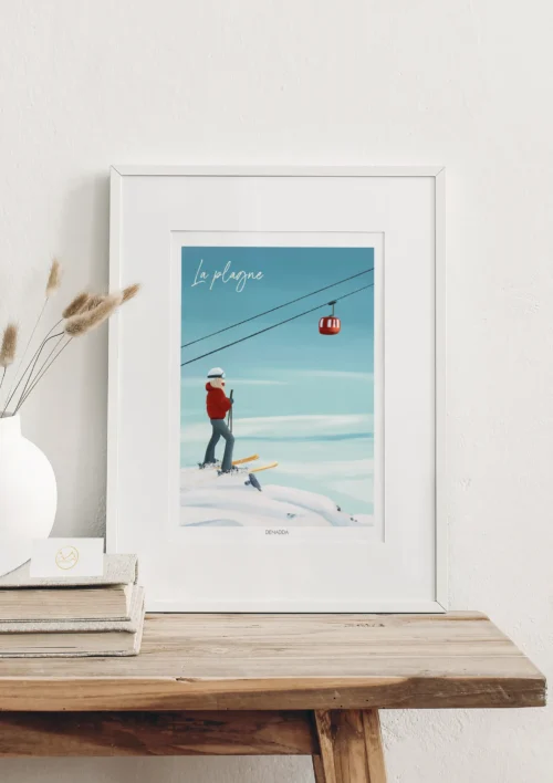 Cadre La Plagne "Ski en altitude" Cadre La Plagne ski en altitude, montrant une skieuse face au téléphérique rouge. Une illustration de Denadda dessinée pour la décoration d'un chalet de montagne