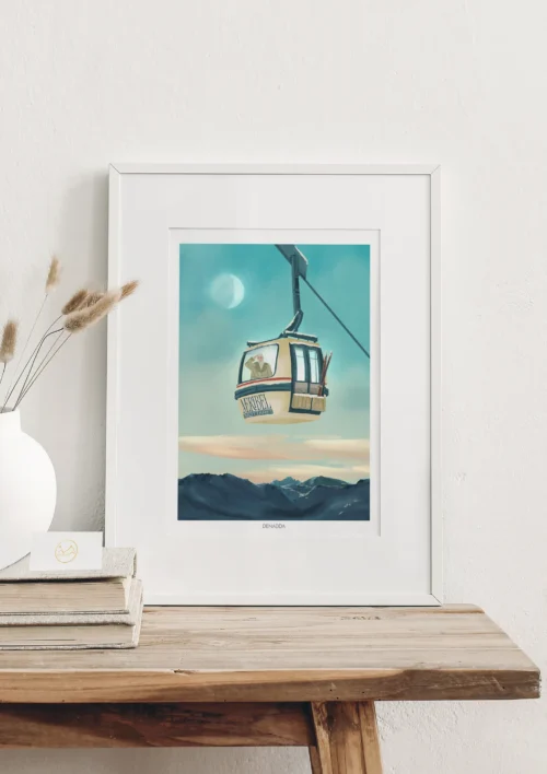 Cadre Méribel Mottaret "Télécabine vintage" Cadre Méribel Mottaret, télécabine vintage sur fond de montagnes et ciel pastel, Illustration Denadda exposée en décoration murale.