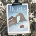 Illustration Tignes L’Aiguille Percée avec un snowboarder devant la formation rocheuse emblématique de Tignes, dessinée par Denadda