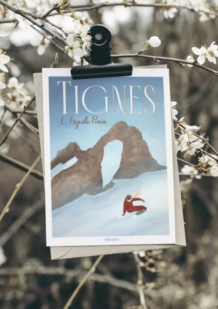 Illustration Tignes L’Aiguille Percée avec un snowboarder devant la formation rocheuse emblématique de Tignes, dessinée par Denadda