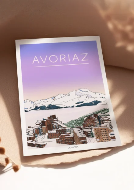 Poster Avoriaz village enneigé au crépuscule avec ciel mauve et vue sur la station de ski et les montagnes, création Denadda.