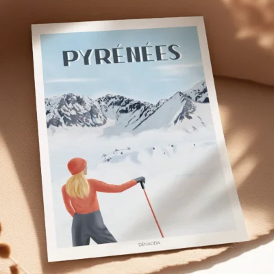 Poster Pyrénées “Vue sur les sommets” Poster Pyrénées vue sur les sommets enneigés avec silhouette de skieuse, style moderne Denadda.
