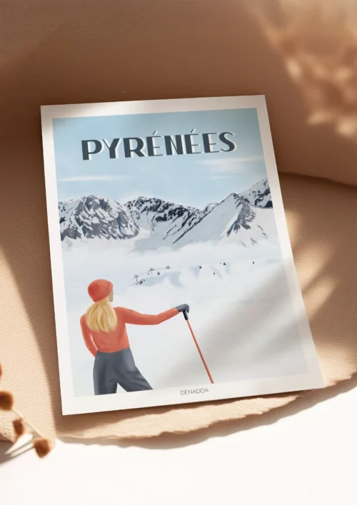 Poster Pyrénées "Vue sur les sommets" Poster Pyrénées vue sur les sommets enneigés avec silhouette de skieuse, style moderne Denadda.