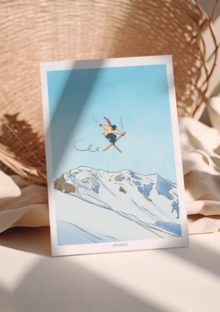 Poster ski freestyle, illustration style bande dessinée d’un skieur réalisant une figure X-Up au-dessus d’une montagne enneigée, création de Denadda.