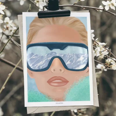 Poster Ski Portrait “Reflet de Montagne” Poster ski portrait d'un visage féminin avec lunettes reflétant les sommets enneigés, illustration moderne de Denadda pour une déco montagne.