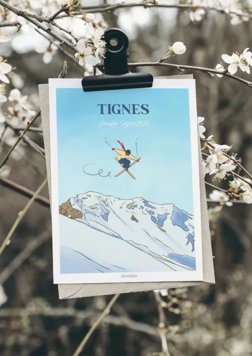 Poster Ski Freestyle "X-Up" Poster ski freestyle personnalisé avec un skieur réalisant une figure X-Up au-dessus d’une montagne enneigée de Tignes lors d'une session en 2025, illustration de Denadda réalisée dans un style bande dessinée.