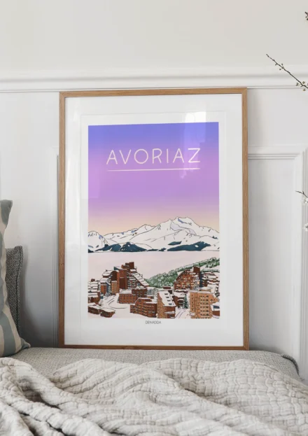 Tableau Avoriaz avec son village enneigé au crépuscule et son ciel mauve, création de Denadda, style bande dessinée.