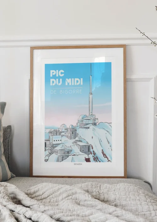 Tableau Pic du Midi de Bigorre "Les Pyrénées" Tableau Pic du Midi de Bigorre en style BD illustré par Denadda, posé dans une décoration intérieure d'appartement cosy.